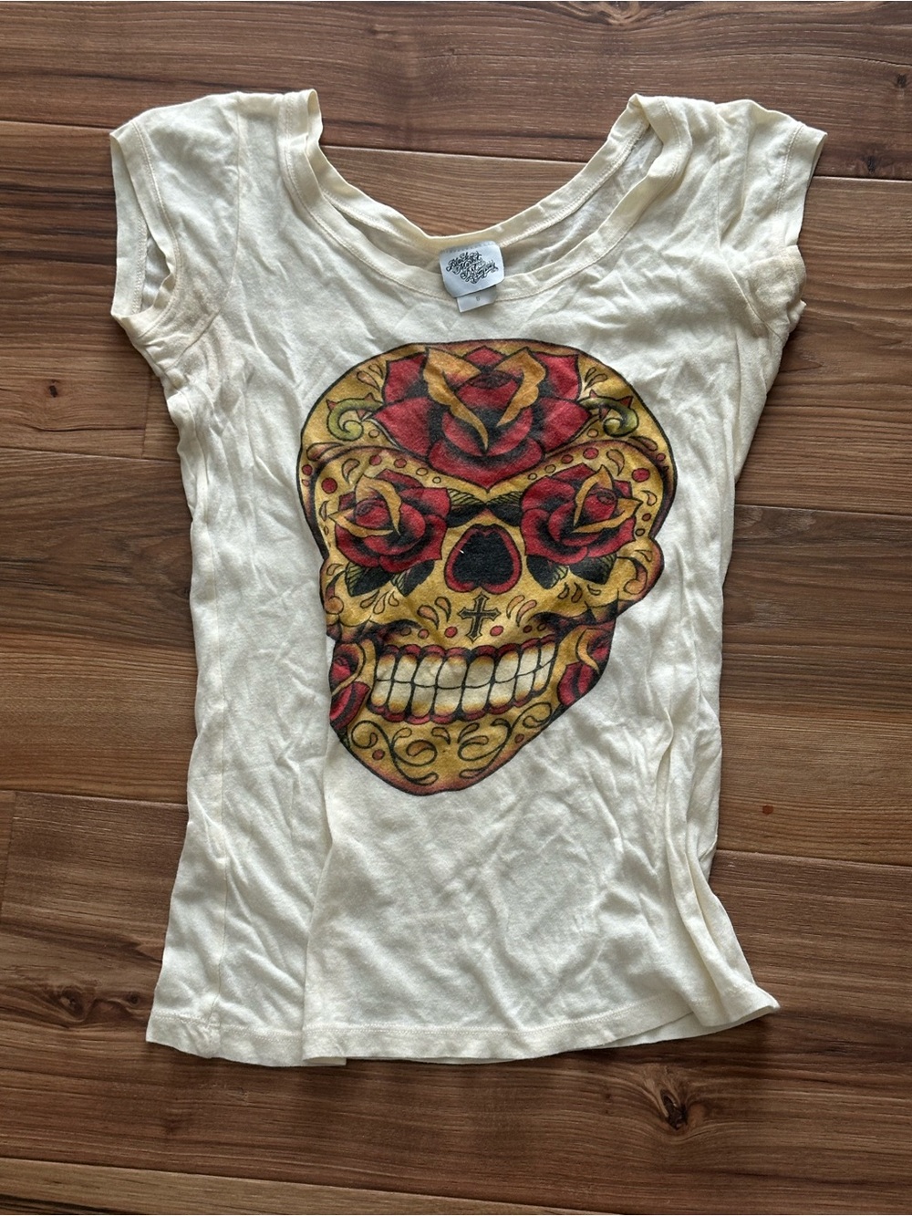 Cream Short-Sleeve Women's Skull Graphic Tee with Red Rose Accents